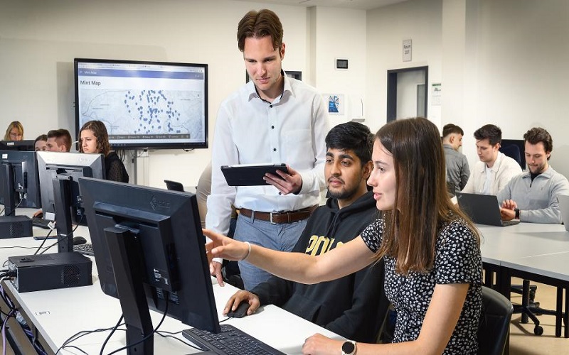 آوسبیلدونگ آوسبیلدونگ